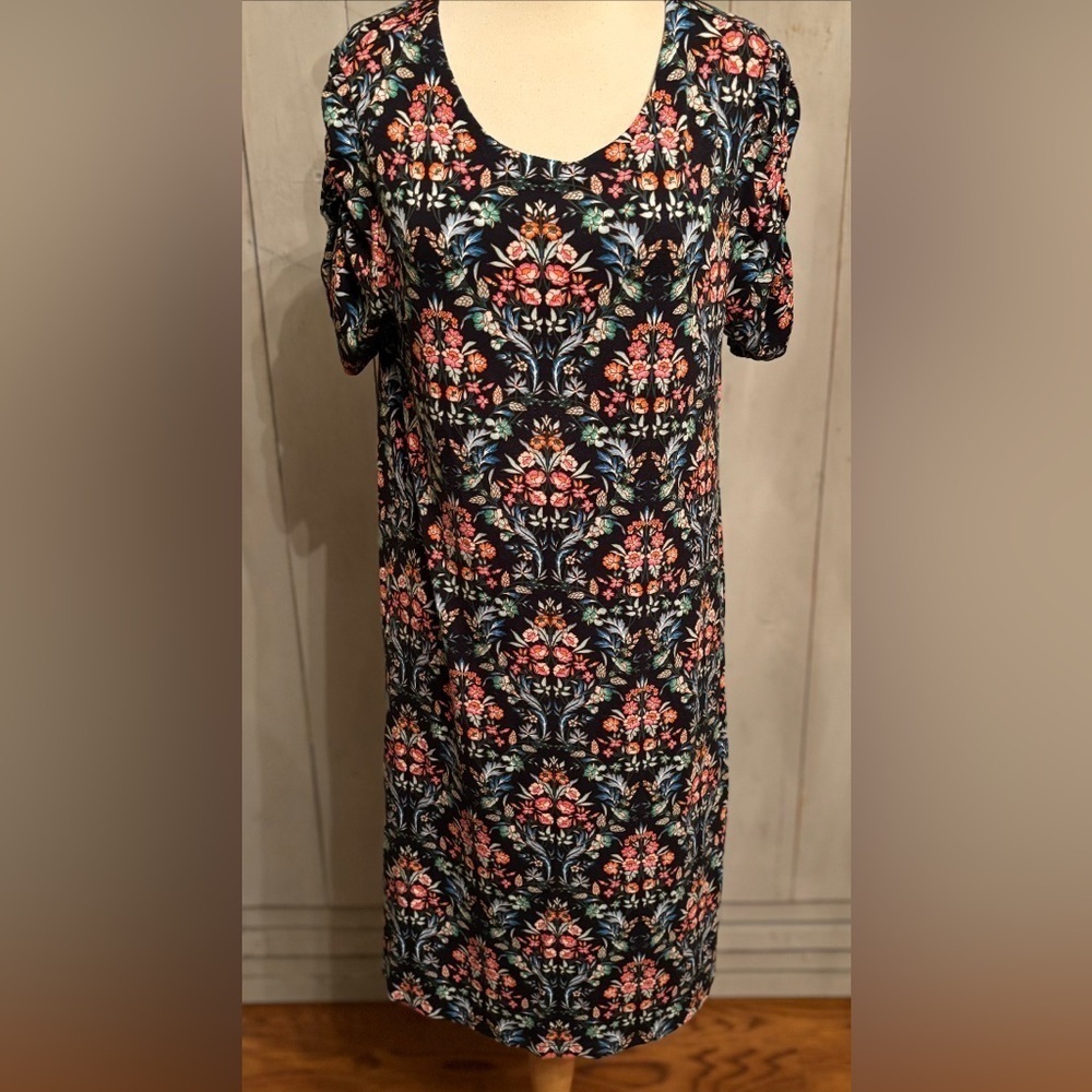 LOFT‎ Shift Black Floral Knit Dress Short Ruched Sleeve Round Neck Rayon Size-M